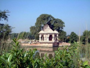 vrinda-kunda-and-temple-in vrindavan